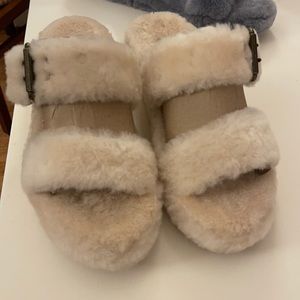 UGG Like New Slipper cream color